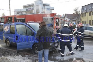 pompieri stingand o autoutilitara calea nationala