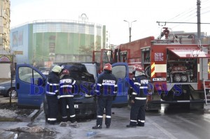 pompieri stingand o autoutilitara calea nationala1