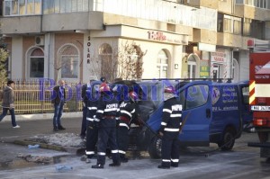 pompieri stingand o autoutilitara calea nationala2