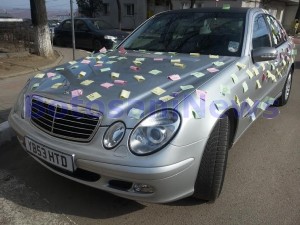 Mercedes plin de stickere la Botosani