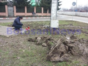 lumanari la locul accidentului in care a murit soferul ambulantei- Botosani