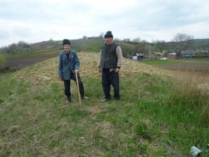 Bătrânii din Corjăuţi stau cu frică pe movila uriaşului şi doar în timpul zilei  