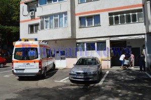 ambulanta in fata blocului