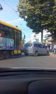 tramvai blocat de o masina