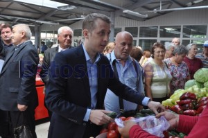 Primarul Ovidiu Portariuc la cumparaturi in Piata Viilor- Botosani