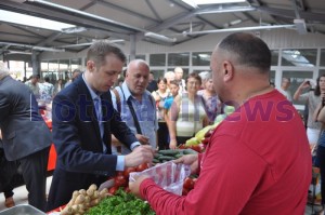 Primarul Ovidiu Portariuc la cumparaturi in Piata Viilor- Botosani