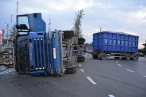 camion rasturnat sens giratoriu lemne3