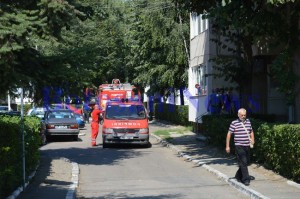 masina de pompieri in fata blocului1