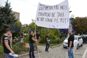 protest in fata primariei tineri impotriva clasei politicejpg