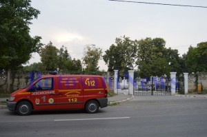 masina de pompieri in fata cimitirului