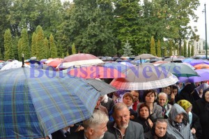 oameni la sfintirea bisericii popauti