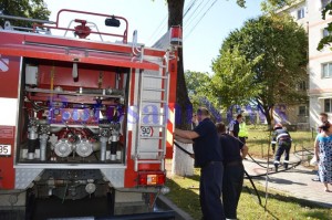 pompier in fata blocului incendiu2