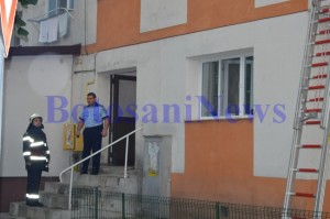 pompieri si politisti in fata blocului incendiu