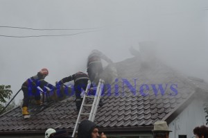 pompieri casa incendiu acoperis