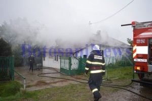 pompieri casa incendiu acoperis rosiori botosani1