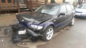 BMW seria 3 distrus in accident pe strada Imparat Traian- Botosani