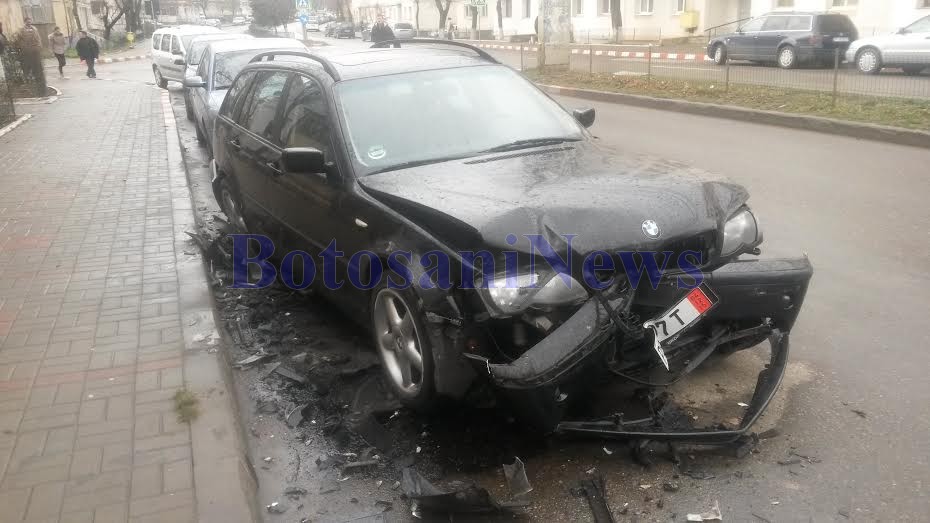 BMW seria 3 distrus in accident pe strada Imparat Traian- Botosani