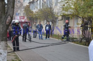 pompieri in fata unui bloc botosani2