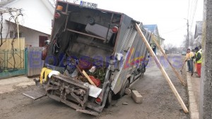 masina de la Urban Serv pe punctul de a se rasturna pe strada Furtunii din Botosani