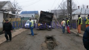 masina de la Urban Serv pe punctul de a se rasturna pe strada Furtunii din Botosani