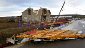 stalp cazut peste o casa la Lunca- Botosani