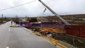 stalp cazut peste o casa la Lunca- Botosani