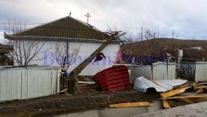 stalp cazut peste o casa la Lunca- Botosani