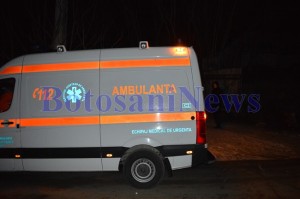 ambulanta noaptea in fata uneio curti