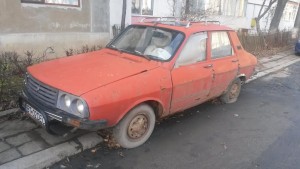 Dacia 1310 abandonata pe Aleea Curcubeului, in spatele Parcului Curcubeului Botosani