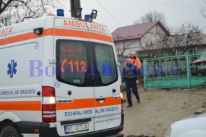 ambulanta si politie in fata unei case1