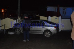 accident cu renault laguna ajuns intr-un gard la Brehuiesti- Botosani