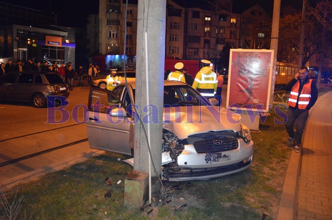 hyundai izbit in stalp accident in fata mallului din Botosani