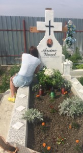 andreea arsine la cimitirul din Botosani