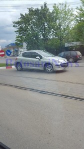 masina parcata in mijlocul intersectiei