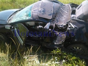 accident masina distrus dupa ce a lovit un parapet - botosani