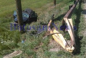 accident masina distrus dupa ce a lovit un parapet - botosani