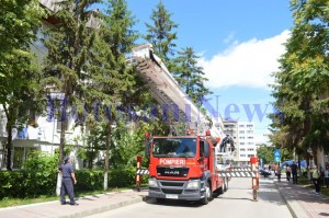 masina pompieri autoscara in fata blocului