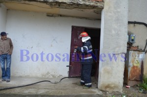 pompier in fata blocului incendiu