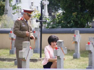 tricolor pe crucile eroilor din Cimitirul Pacea - Botosani