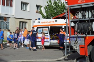 ambulanta masina pompieri incendiu mansarda