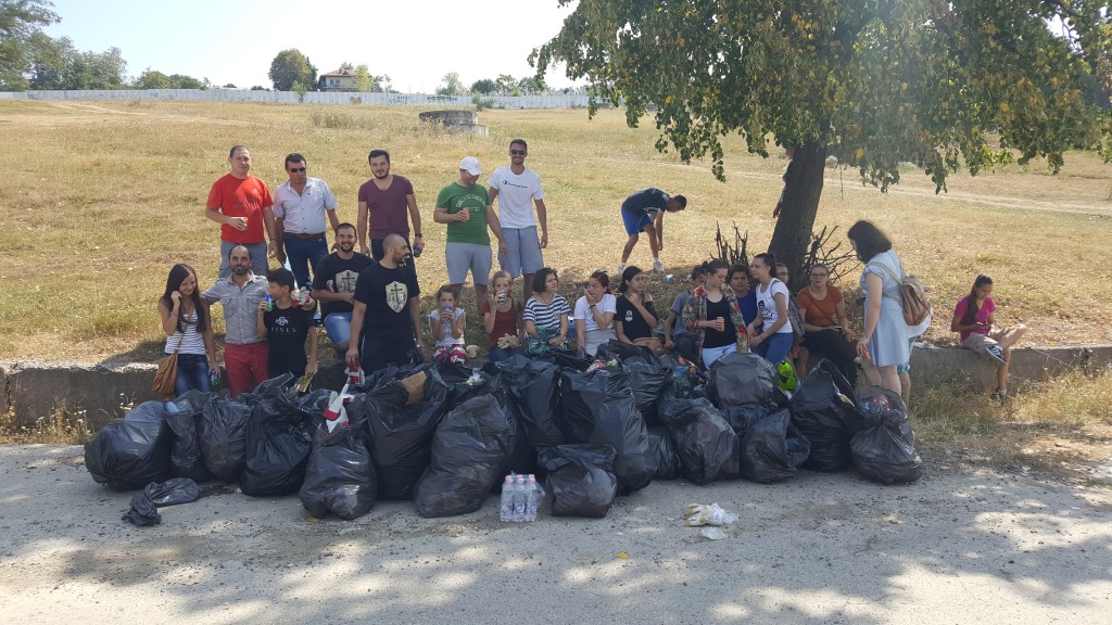 gunoi colectat din zona de agrement sucevei- botosani