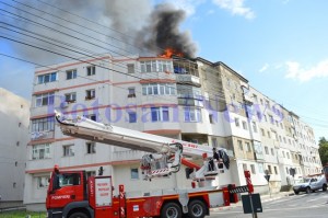 incendiu mansarda bloc masina pompieri