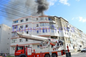 incendiu mansarda bloc masina pompieri2