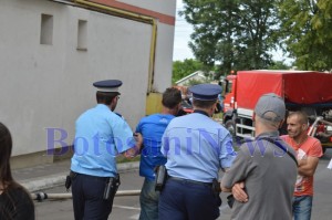 politisti barbat ridicat incendiu