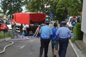 politisti barbat ridicat incendiu1