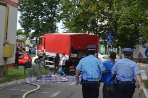 politisti barbat ridicat incendiu2