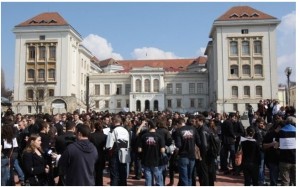 studenti in fata la facultate medicina