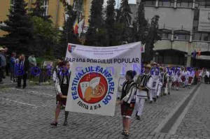 festivalul fanfarelor -parada portului popular din botosani