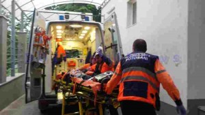 ambulanta aducându-l pe copilul de cinci ani la Spitalul de Copii Botoșani