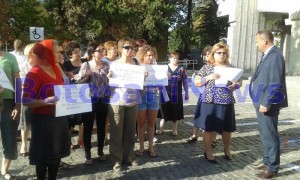 protest-in-fata-cj-impotriva-medicilor-din-maternitatea-botosani